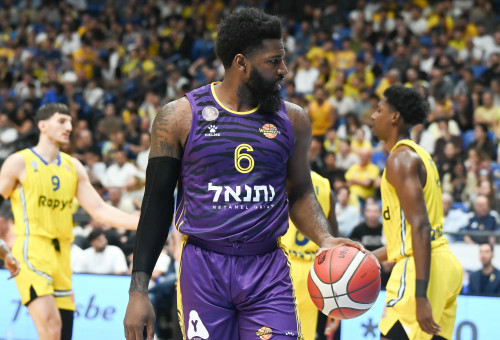 שחקן הפועל חולון חסן מרטין (צילום: ברני ארדוב)