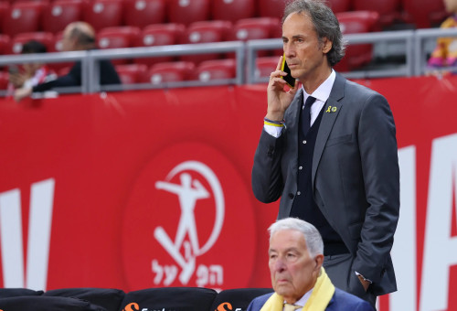 קלאודיו קולדבלה, מנהל מקצועי מכבי תל אביב עם שמעון מזרחי (צילום: אודי ציטיאט)