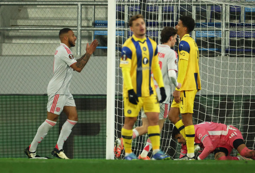 קורנטן טוליסו שחקן ליון חוגג מול שחקני מכבי תל אביב המאוכזבים (צילום: רויטרס)