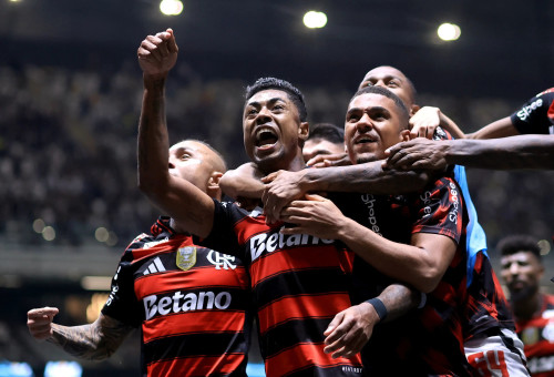 שחקני פלמנגו חוגגים עם ברונו הנריקה (צילום: רויטרס)