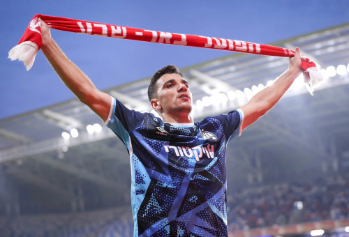 דן ביטון שחקן הפועל באר שבע חוגג שלושער (צילום: מאור אלקסלסי)