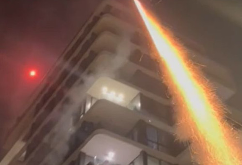 אוהדי מכבי תל אביב מוחים מחוץ לביתו של ז'ארקו לאזטיץ' (צילום: תיעוד ברשתות חברתיות לפי סעיף 27 א' לחוק זכויות יו)