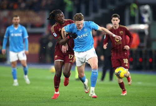 סקוט מקטומיניי מתגבר על מאנו קונה במפגש מהעונה שעברה בין נאפולי לרומא (צילום: Paolo Bruno)