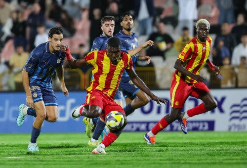 שחקן מ.ס. אשדוד, ז'אן באטום, כובש מול מכבי תל אביב. מאחוריו איתי בן חמו (צילום: לירון מולדובן)