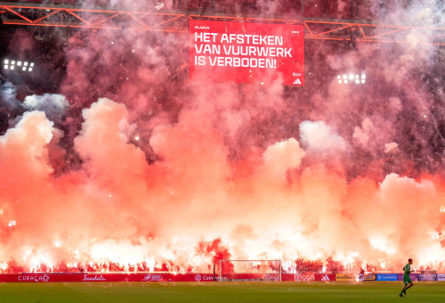 אבוקות במשחק של אייאקס (צילום: GettyImages, BSR Agency)
