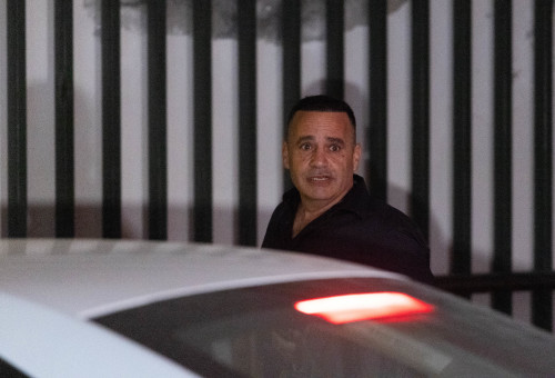 ניצב מני בנימין לאחר החקירה במח"ש, מנסה להתחמק מהמצלמות (צילום: יונתן זינדל, פלאש 90)