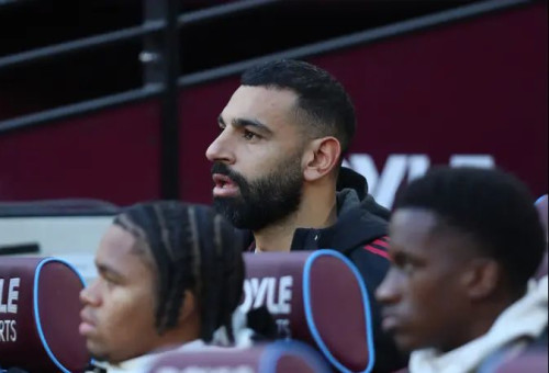 סלאח על הספסל, אמש (צילום: GettyImages, Izzy Poles - AMA)