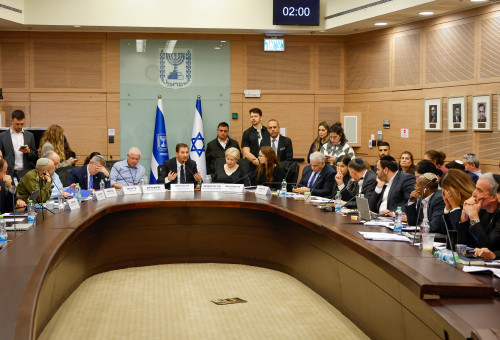 הדיון על הנוסח המעודכן של חוק הגיוס בוועדת החוץ והביטחון בראשות בועז ביסמוט (צילום: דוברות הכנסת, נועם מושקוביץ)