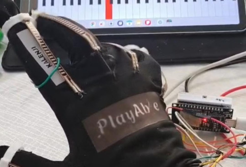 כפפת PlayAble מנגנת (צילום: מכללת SCE)