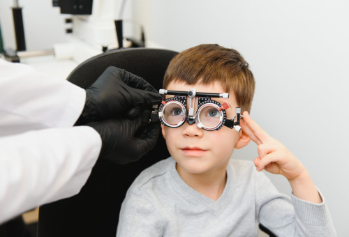 ילד מודד משקפיים. עליה בקוצר הראייה ברחבי העולם (צילום: שאטרסטוק)