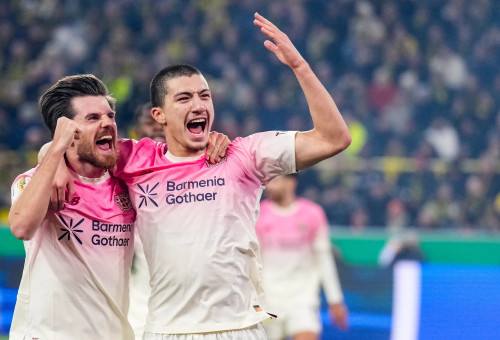 איברהים מאזה שחקן לברקוזן עם יונאס הופמן (צילום: GettyImages)