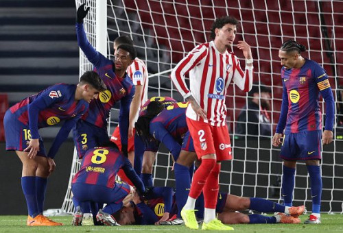 דני אולמו מוקף בשחקני ברצלונה (צילום: JOSEP LAGO / Contributor)