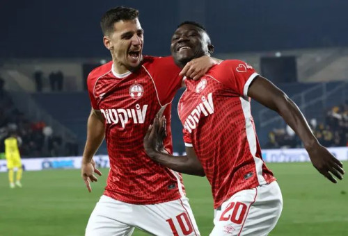 כבר פחות מרשימים, ועדיין נותנים תחושת ביטחון. ביטון וקאנגווה (צילום: דני מרון)