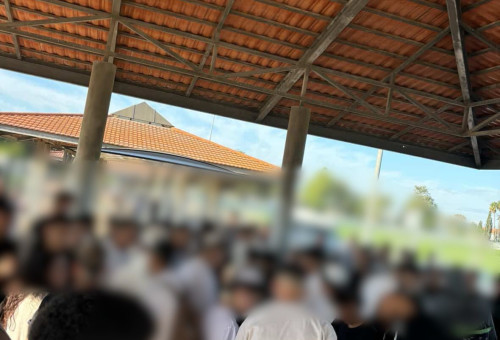 תלמידים בבאר טוביה מוחים על איסור הנחת התפילין בשטח בית הספר (צילום: ללא קרדיט)