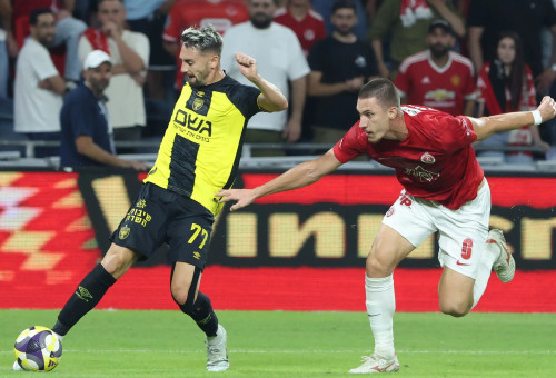 עומר אצילי שחקן בית"ר ירושלים לפני אנדריאן קרייב שחקן הפועל תל אביב (צילום: דני מרון)