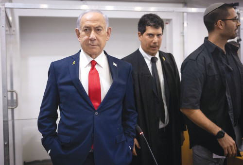 בנימין נתניהו בבית משפט בתל אביב, אוקטובר 2025 (צילום: מרים אלסטר פלאש 90)