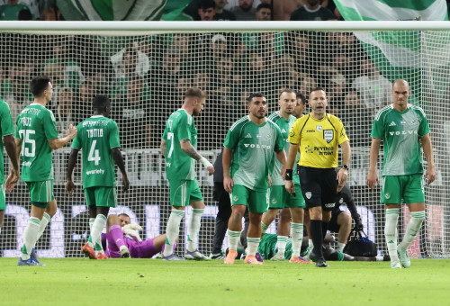 שחקני מכבי חיפה מאוכזבים סביב השופט אוראל גרינפלד (צילום: דני מרון)