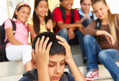 ילד שעושים עליו חרם (צילום: אינגאימג)