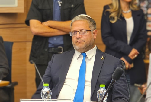 איתמר בן גביר עם סיכת חבל התלייה (צילום: אברהם בלוך)