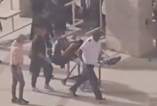 פינוי הפצועים בבית המשפט בבאר שבע  (צילום: שימוש לפי סעיף 27א')