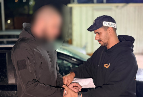 פרשת "מבוך הכסף" - מעצר במהלך פשיטת המשטרה (צילום: דוברות המשטרה)