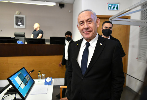 בנימין נתניהו לפני תחילת העדות במשפטו, יולי 2025 (צילום: פלאש 90,ראובן קסטרו, פול)