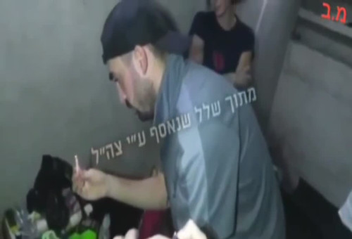 ששת החטופים מדליקים נרות חנוכה במנהרה (צילום: דובר צה"ל)