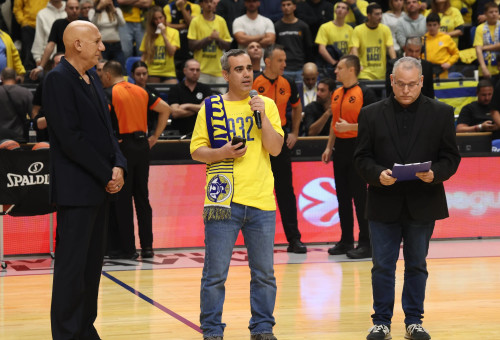 שורד השבי עמרי מירן נואם בפני אוהדי מכבי תל אביב, לצדו שי סידי, דורון ג'מצ'י (צילום: דני מרון)