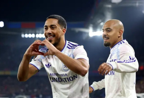 אסטון וילה לא עוצרת. יורי טילמאנס (צילום: רויטרס)