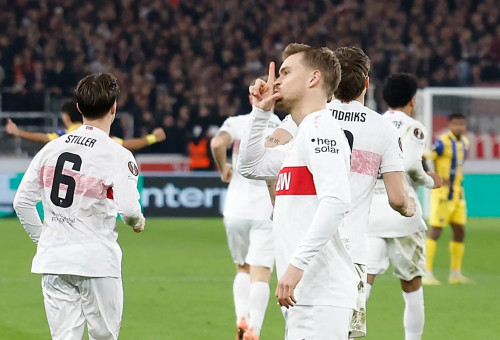 מקסימיליאן מיטלשטאדט שחקן שטוטגרט חוגג שער (צילום: רויטרס)