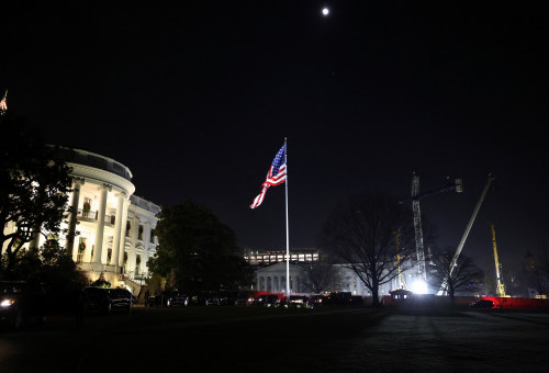 השיפוצים בבית הלבן לקראת אולם הנשפים (צילום: REUTERS/Kevin Lamarque)