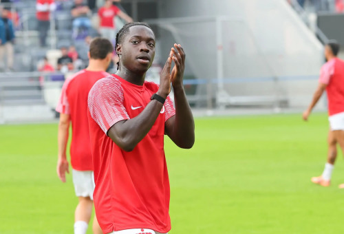 דניאל דאפה שחקן הפועל תל אביב בחימום (צילום: אודי ציטיאט)