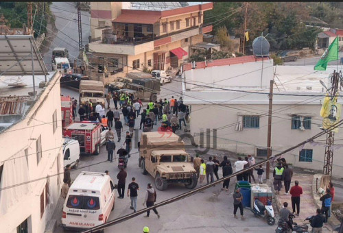 כוחות צבא לבנון בסמוך לבית אותו צה"ל מתכנן לתקוף בדרום המדינה (צילום: רשתות ערביות)