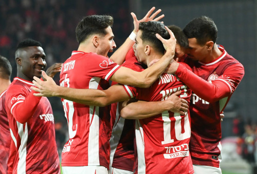 שחקני הפועל באר שבע חוגגים (צילום: ברני ארדוב)