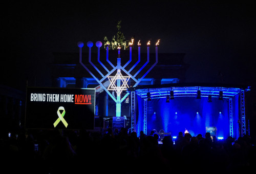 הדלקת חנוכייה בגשר ברנדנבורג (צילום: רויטרס)