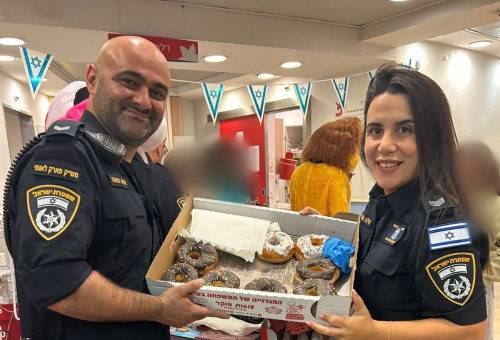 שוטרי בני ברק-רמת גן בבית חולים ספרא (צילום: דוברות המשטרה)