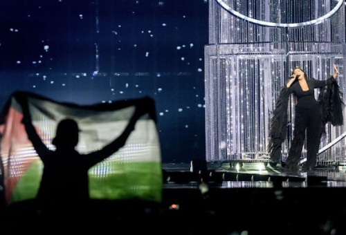 דגל פלסטין בהופעה של יובל רפאל: אירוויזיון 2025 (צילום: צילום מסך מתוך X (לשעבר טוויטר))