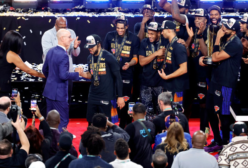 ניו יורק ניקס חוגגת זכייה בגביע ה-NBA: ג'יילן ברונסון עם אדם סילבר (צילום: GettyImages, Ethan Miller)