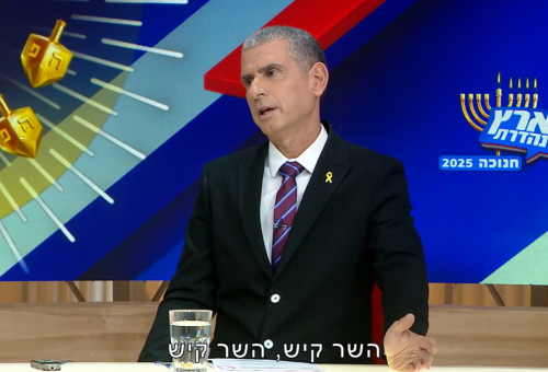 איל קיציס בארץ נהדרת (צילום: צילום מסך קשת 12)