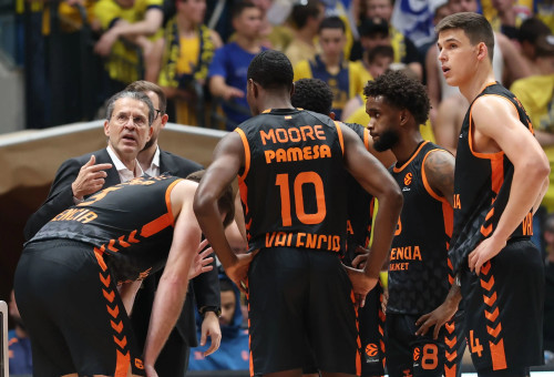 מאמן ולנסיה פדרו מרטינס עם שחקניו (צילום: דני מרון)