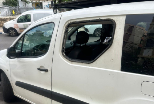 החלון המנופץ של הרכב של משפחת חימל (צילום: ללא)