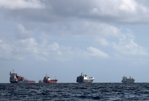 אוניות ממתינות בנמל ברצלונה (צילום: REUTERS/Albert Gea)