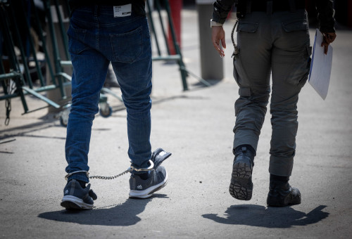 עצור ליד בית המשפט המחוזי בירושלים ( אילוסטרציה) (צילום: חיים גולדברג)