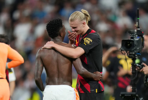 ארלינג הולאנד שחקן מנצ'סטר סיטי עם ויניסיוס שחקן ריאל מדריד (צילום: GettyImages, Angel Martinez)