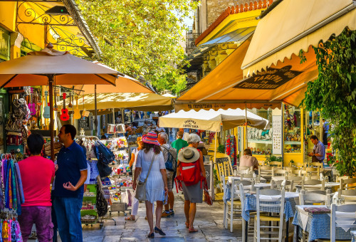 תיירים באתונה (צילום: שאטרסטוק)