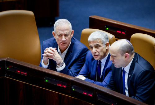 נפתלי בנט, יאיר לפיד ובני גנץ (צילום: אוליבייר פיטוסי, פלאש 90)