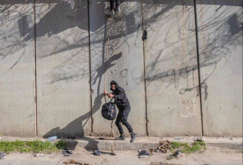 שוהים בלתי חוקיים נכנסים לשטח ישראל באזור ירושלים (צילום: חיים גולדברג פלאש 90)