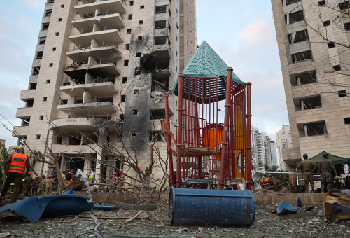 פגיעה ישירה בפתח תקווה (צילום:  JACK GUEZ/AFP via Getty Images)