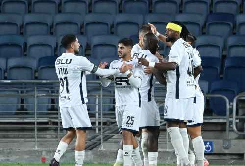 שחקני מכבי בני ריינה חוגגים עם איאד חלאילי (צילום: ברני ארדוב)