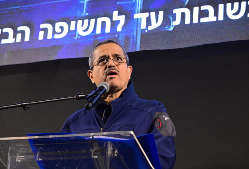 מפכ"ל המשטרה לשעבר, רנ"צ בדימוס רוני אלשיך בהפגנה בכיכר הבימה (צילום: אבשלום ששוני)